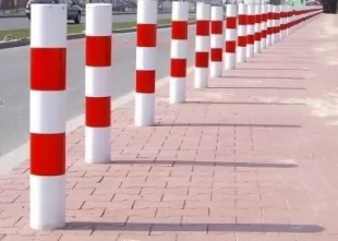 Słupek parkingowy blokujący U-12c | metalowy, 120(80) cm, do wkopania, drogowy, biało-czerwony